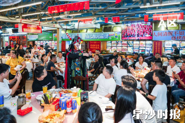 赛事休息间隙，球迷们沉浸在变脸表演中，在呐喊之余感受传统技艺魅力。均为长沙县商务局供图