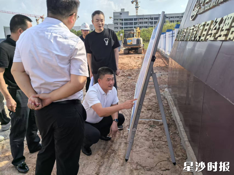 黄兴镇相关负责人在征拆一线调度相关工作。 黄兴镇相关负责人在征拆一线调度相关工作。