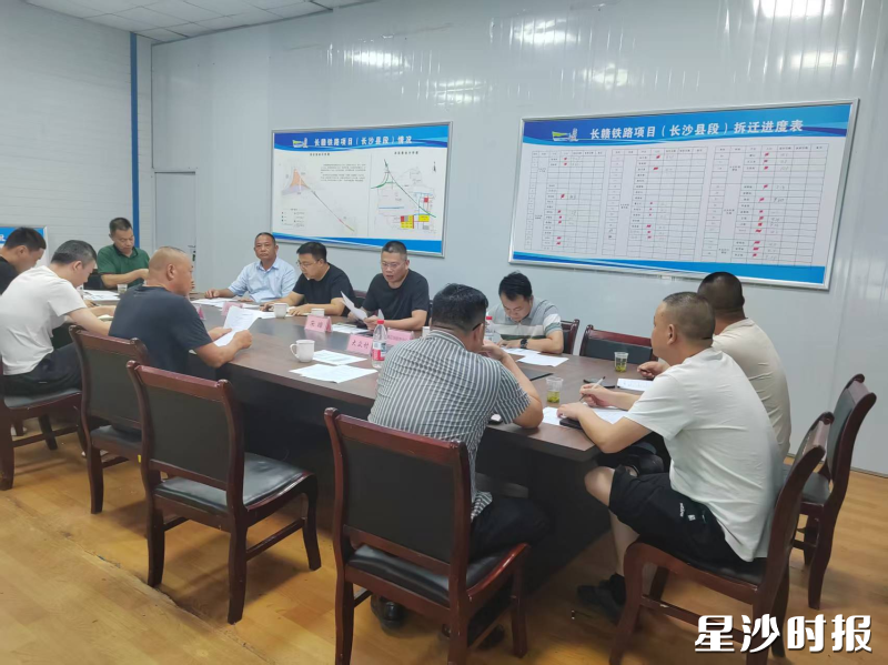 黄兴镇召开征拆工作商讨会议。 黄兴镇召开征拆工作商讨会议。