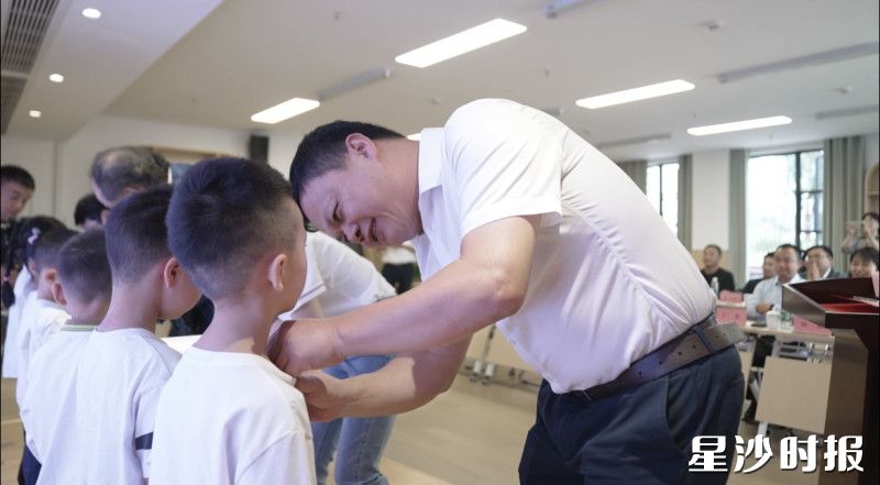 湖南师范大学、长沙县教育局及三一集团三方共同见证揭牌，并为幼儿代表佩戴园徽。