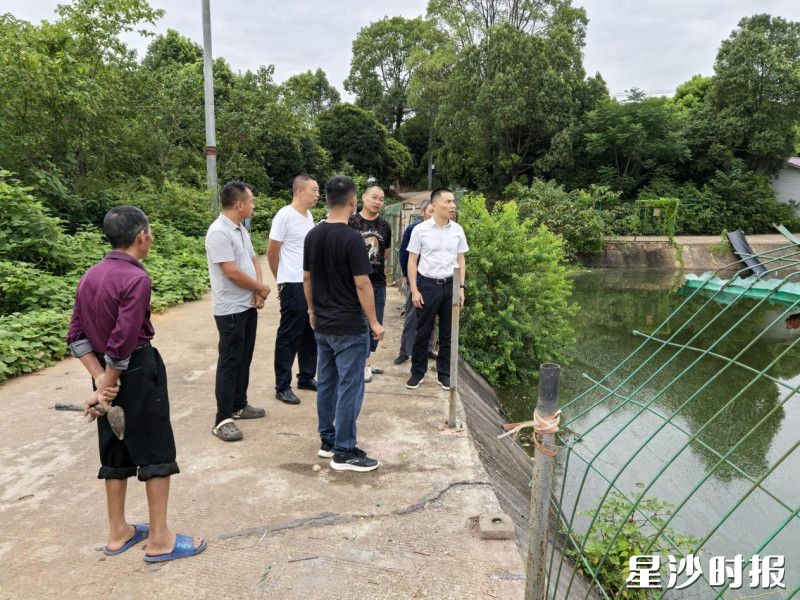 黄花镇主要负责同志现场处理群众投诉。