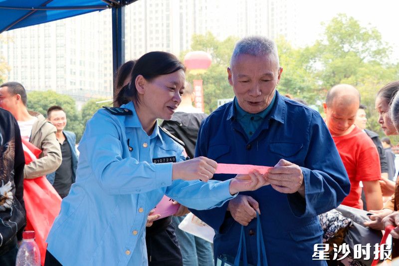 居民们在互动体验区学习食安小知识。赵佳慧 摄