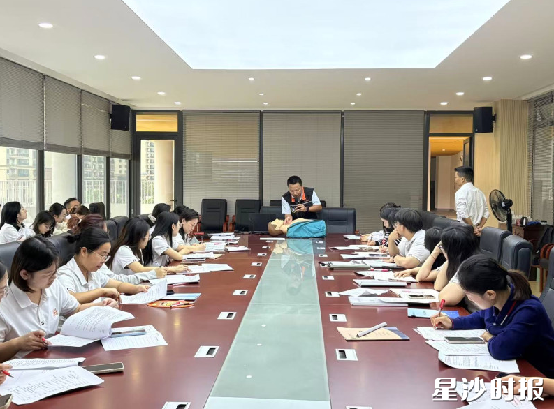 街道组织教师开展专题培训。