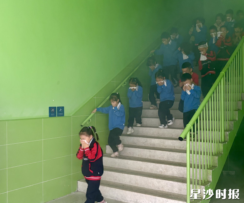 长沙麓山国际松湖小学师生们开展应急疏散演练。均为通讯员供图