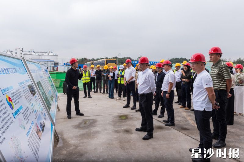 星城控股集团骨干力量在长沙县农业发展示范工程（一期）项目了解项目情况。均为刘思源 摄