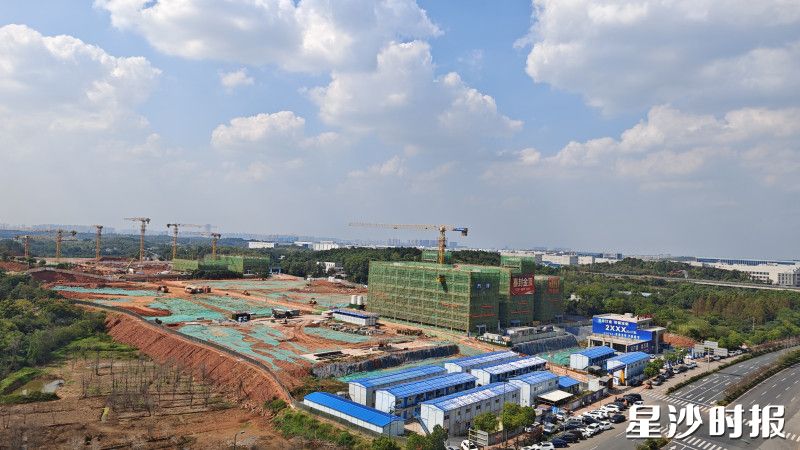 项目首开区3号楼已封顶，6号楼“汽车上楼”创新结构也已完成正负零施工。均为项目方供图