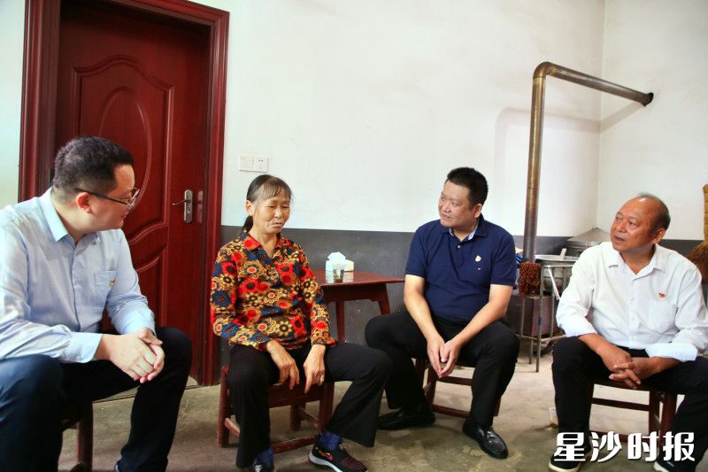 询问帮扶群众家庭情况。