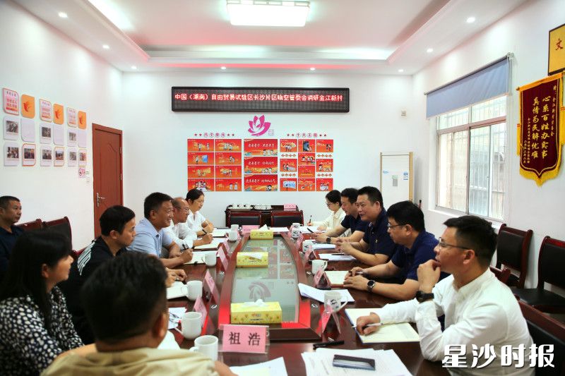 图为座谈现场。均为李丹 摄