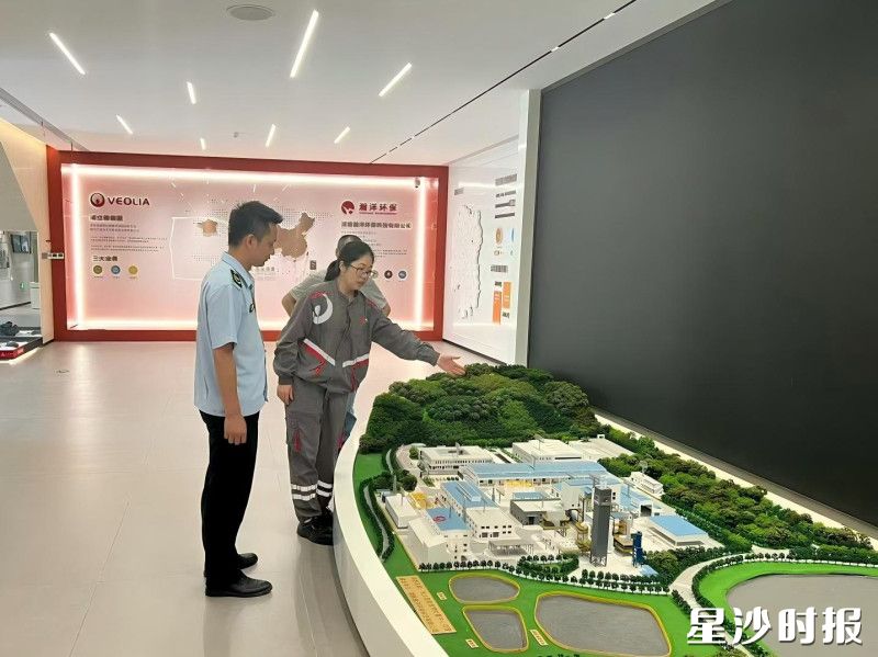 执法队员在湖南瀚洋环保科技有限公司实地了解情况。 北山综合行政执法大队供图