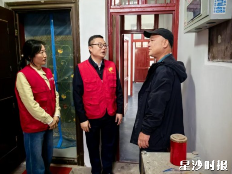 泉盛社区党员在改造现场听取居民意见。均为街道供图