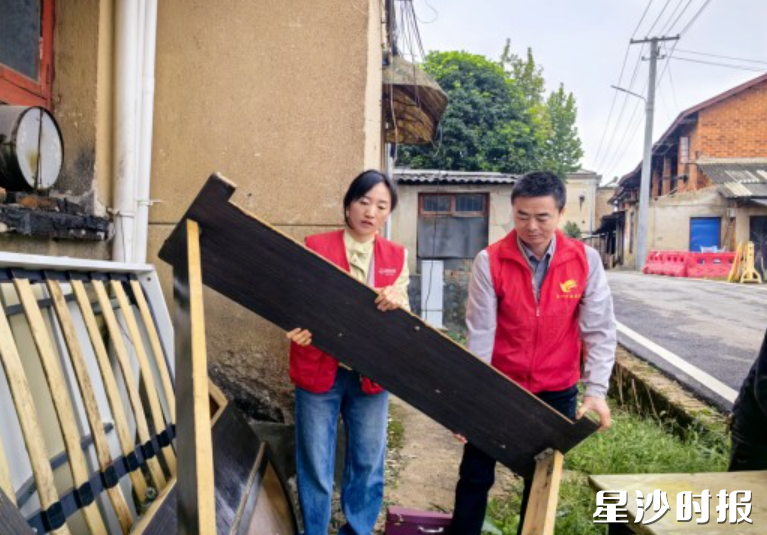 社区网格员正在清理堆物。