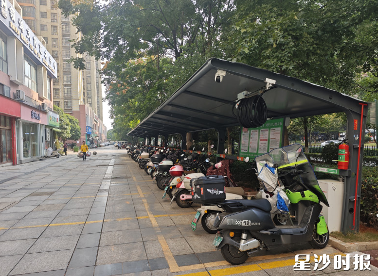 治理后的电动自行车充电棚。泉塘街道供图