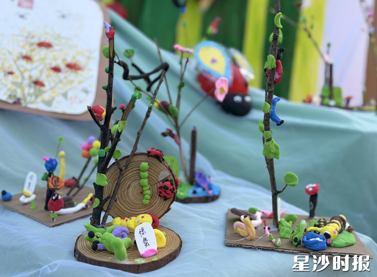 在惊蛰节气展区,泥土里、叶子下,藏了刚刚睡醒的小精灵,毛毛虫像在说:“咦,春天你到了吗?” 在惊蛰节气展区,泥土里、叶子下,藏了刚刚睡醒的小精灵,毛毛虫像在说:“咦,春天你到了吗?”