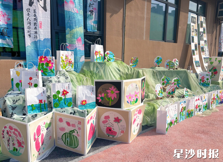 在立夏节气展区,孩子们通过剪纸、泥塑,将荷叶荷花跃然纸上,还有创想中的西瓜系列作品,满是夏日鲜活气息。 在立夏节气展区,孩子们通过剪纸、泥塑,将荷叶荷花跃然纸上,还有创想中的西瓜系列作品,满是夏日鲜活气息。