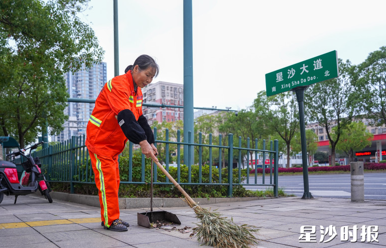 环卫工人用扫帚丈量长沙县的每一条背街小巷。刘思源 摄 环卫工人用扫帚丈量长沙县的每一条背街小巷。刘思源 摄