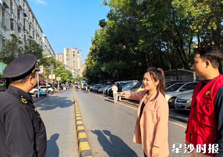 社区相关负责人和泉塘综合行政执法队员在大屋路巡查。均为街道供图