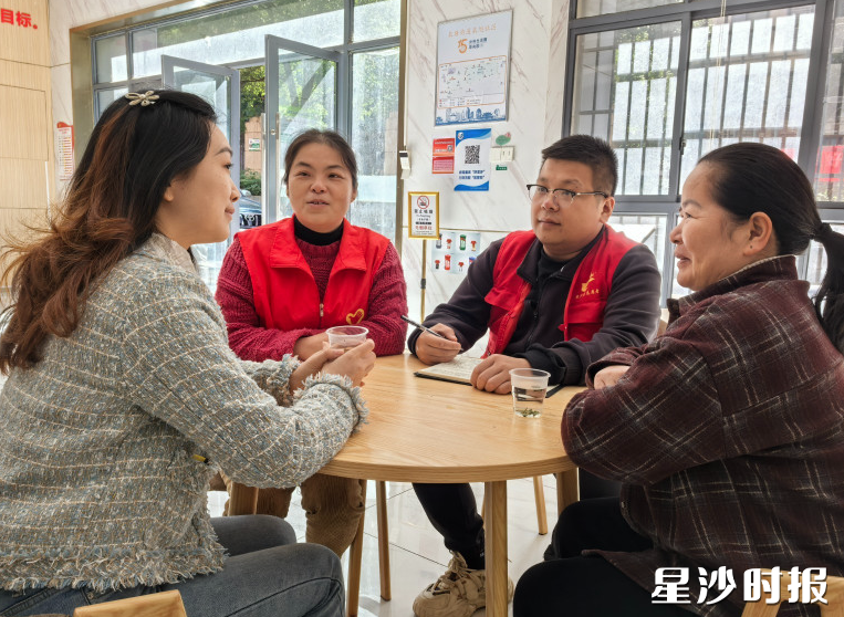 社区人民调解员正在社区综治中心调解居民矛盾。