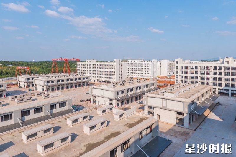 玉湖园区场地开阔，建筑排布有序整齐，简洁的线条与现代感的设计风格相互呼应，尽显建筑美学。刘思源 摄