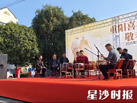 演职人员为老人们带来精彩的乐器表演。均为青山铺镇供图