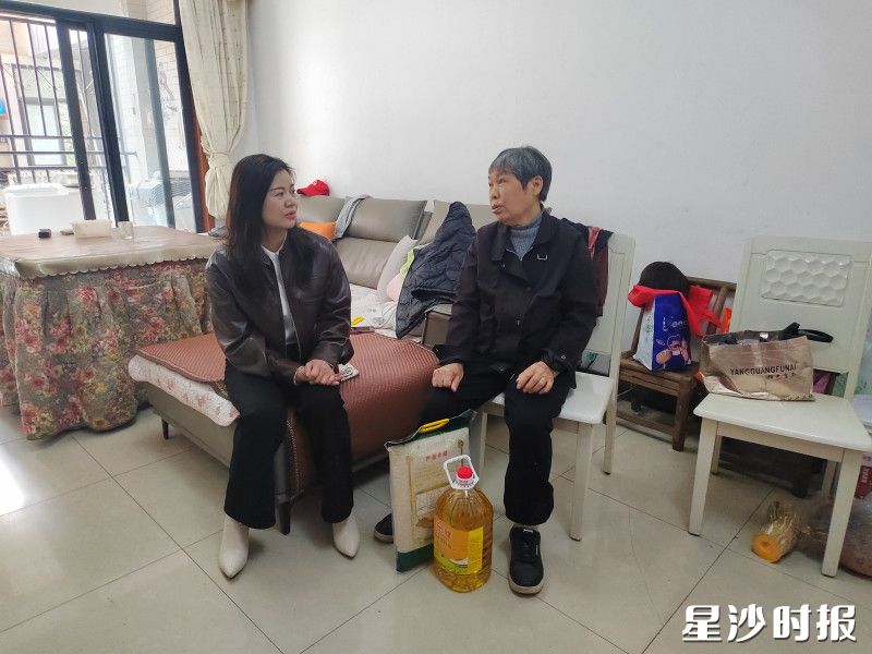 长沙县人大代表彭艳平（左一）在居民家中走访慰问。