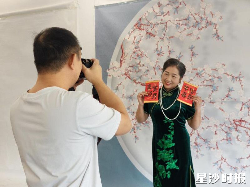 泉东社区为老年人摄影活动现场。