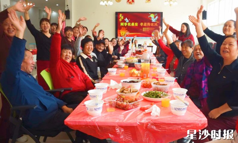 排头社区开展“同享长桌宴 孝道传家风”活动。火统维 摄 排头社区开展“同享长桌宴 孝道传家风”活动。火统维 摄