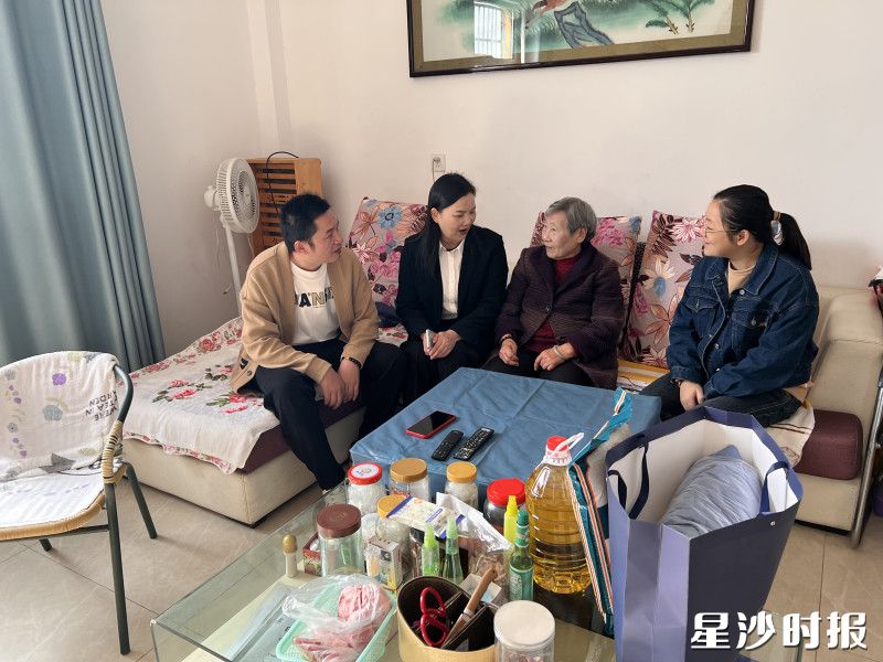 龙塘社区干部前往老人家中开展慰问活动,了解老人生活需求。黄花镇供图