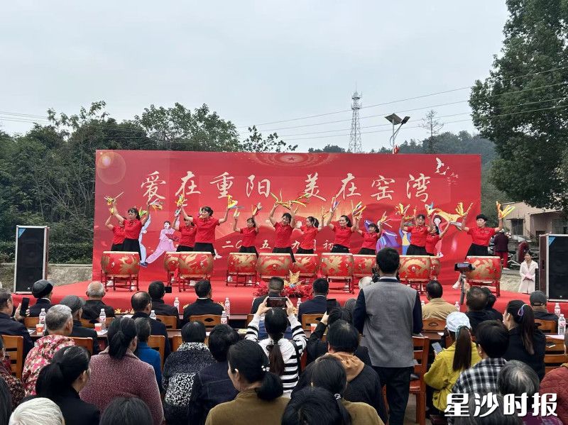 五美社区“爱在重阳 美在窑湾”联欢会温情上演。江背镇供图 五美社区“爱在重阳 美在窑湾”联欢会温情上演。江背镇供图