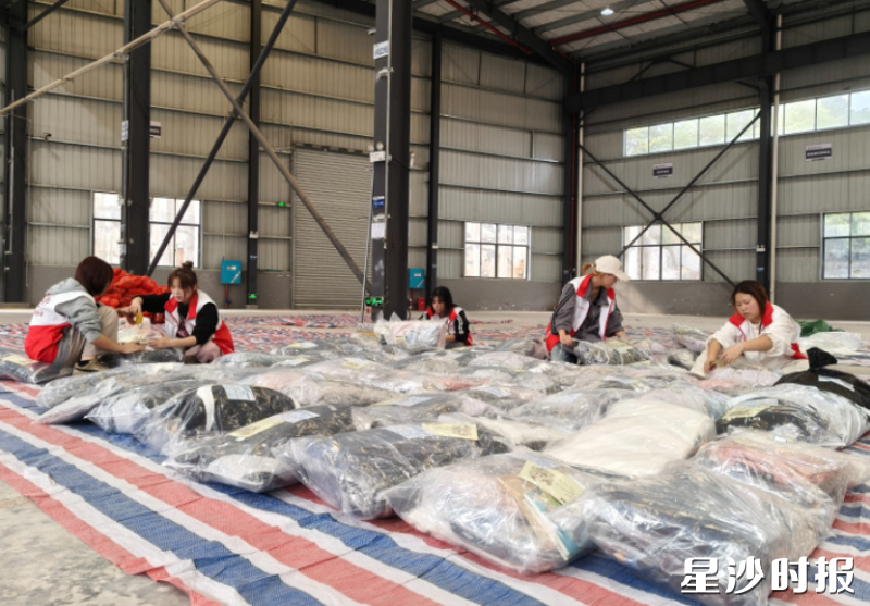 核对物品、打包贴标……现场志愿者们分工协作,形成一条高效的“爱心流水线”。均为长沙县志愿服务联合会供图 核对物品、打包贴标……现场志愿者们分工协作,形成一条高效的“爱心流水线”。均为长沙县志愿服务联合会供图