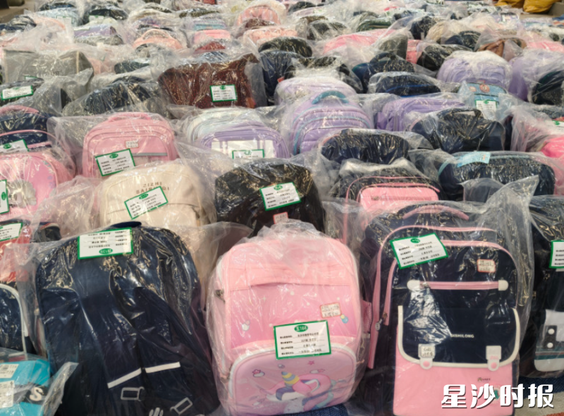 “暖冬包裹”内均配备书包等12样物品。 “暖冬包裹”内均配备书包等12样物品。