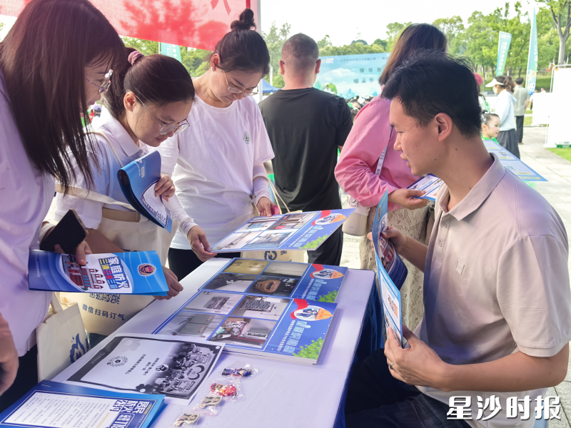 湘龙街道组织开展“人人讲安全、个个会应急”消防安全宣传活动。 湘龙街道组织开展“人人讲安全、个个会应急”消防安全宣传活动。