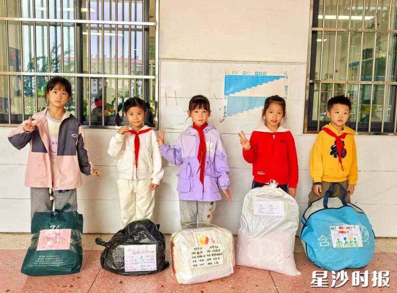 小朋友们将爱心与祝福装到一个个包裹中。