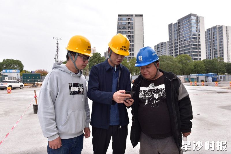 县住房城乡建设局工作人员在建筑工地检查特种作业人员持证上岗情况。