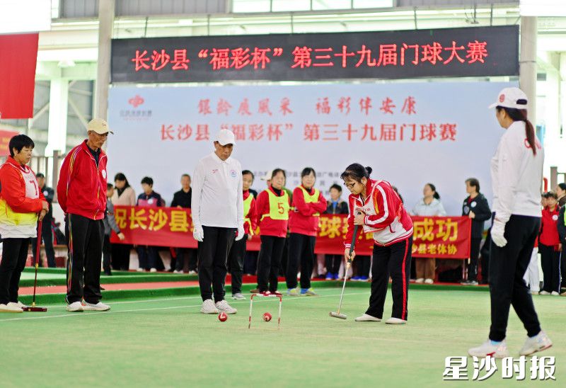 清脆的撞球声与场边观众的掌声、加油声交织，共同呈现了一场场精彩纷呈的比赛。