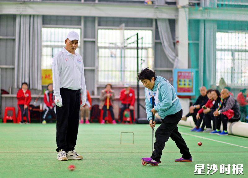 运动员的动作尽显沉稳与专注。
