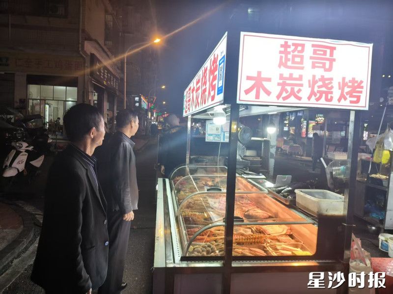 营业执照亮明合法性,健康证守住食品安全底线,采购底单打通溯源通道,收款二维码保障消费维权,管理责任人压实监管责任,这五项内容形成了完整的管理闭环。图为长沙县湘龙城西夜市现场。均为长沙县城管局供图 营业执照亮明合法性,健康证守住食品安全底线,采购底单打通溯源通道,收款二维码保障消费维权,管理责任人压实监管责任,这五项内容形成了完整的管理闭环。图为长沙县湘龙城西夜市现场。均为长沙县城管局供图