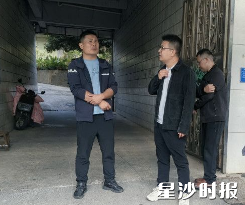 督导组在工地现场实地检查。