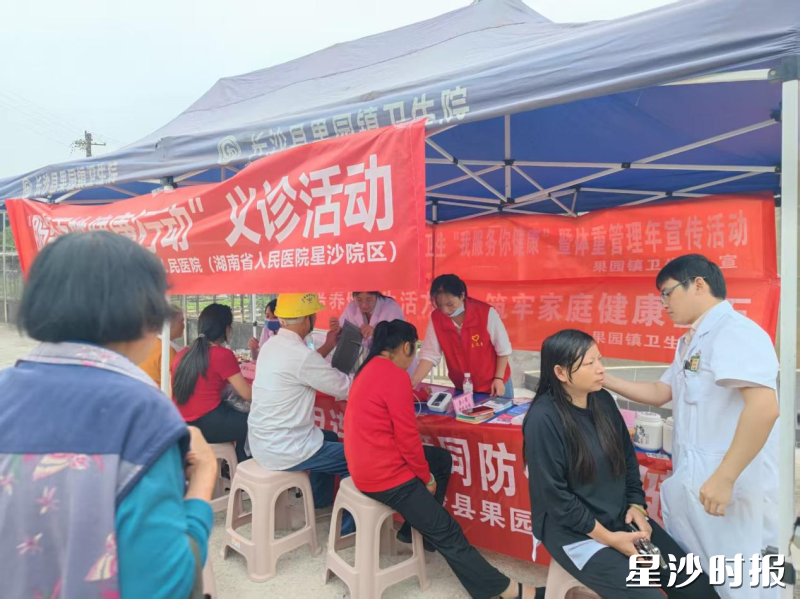义诊活动现场。果园镇卫生院供图 义诊活动现场。果园镇卫生院供图