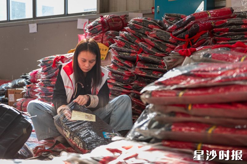 志愿者正在打包衣服。