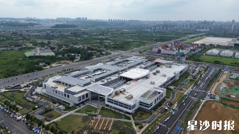 杉杉奥特莱斯广场于今年9月正式开业。白天歌 摄