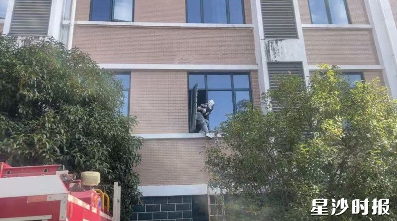 消防员熟练搭建绳索救援系统,借助手持上升器成功抵达被困楼层。 消防员熟练搭建绳索救援系统,借助手持上升器成功抵达被困楼层。