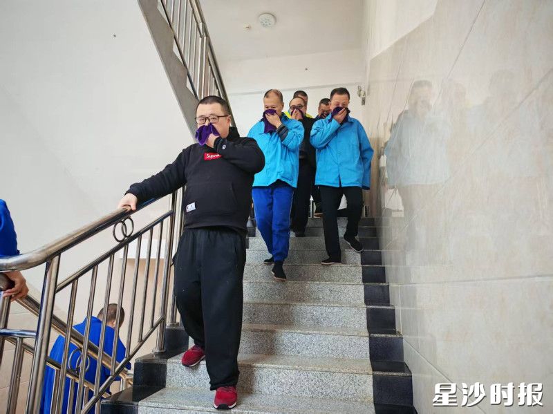 现场人员有序疏散。 现场人员有序疏散。