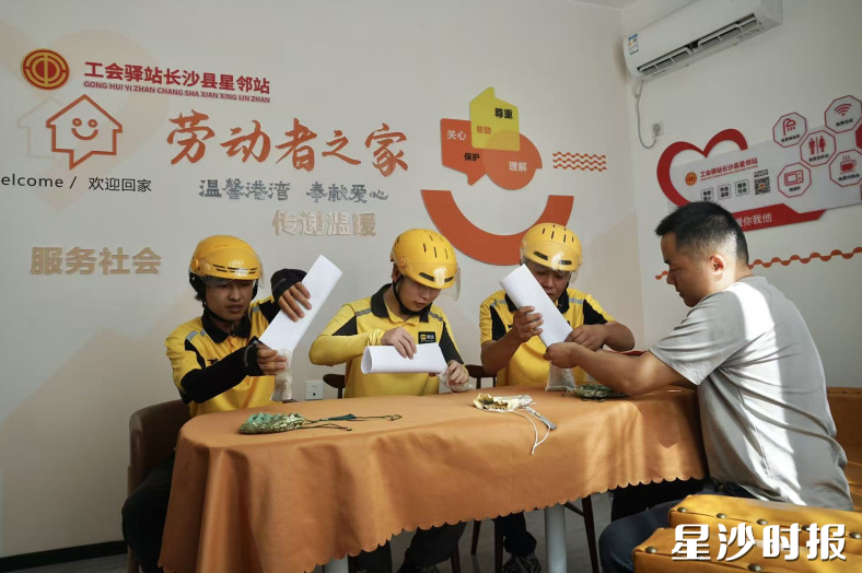 驿站内,新就业群体正在开展节日手工活动。县委社会工作部供图 驿站内,新就业群体正在开展节日手工活动。县委社会工作部供图