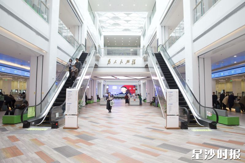 长沙县政务服务中心创新构建“优化闭环、强化应急、固牢安全”的“三位一体”工作体系，保障服务大厅高效、安全、有序运行。刘思源 摄