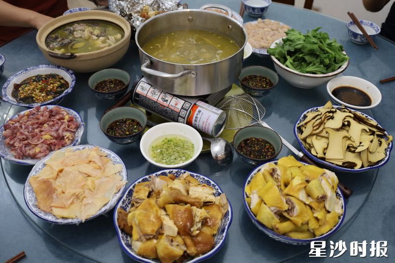 梓园山院开发了全鸡宴、手工蛋黄酥等特色产品,游客们可以根据自身需求选择不同的体验套餐,享受完整的乡村体验。 梓园山院开发了全鸡宴、手工蛋黄酥等特色产品,游客们可以根据自身需求选择不同的体验套餐,享受完整的乡村体验。