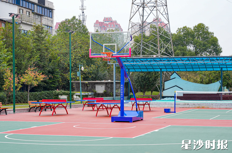 一批羽毛球场、篮球场及乒乓球台已陆续投入使用，向市民免费开放。