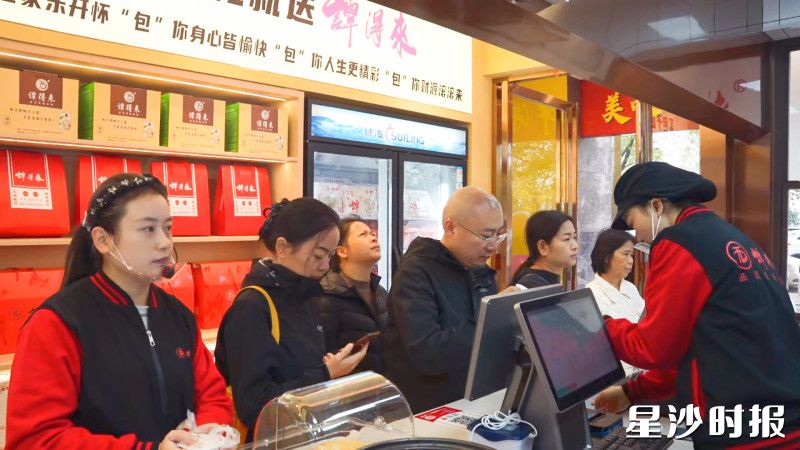 谭得来包子铺开业当天，不少市民前来品尝。均为火统维 摄