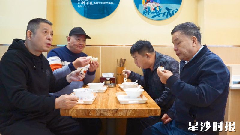 食客们在店内品尝包点、粥品等早餐。