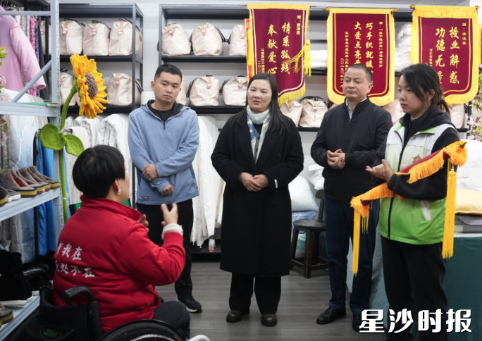 黄花镇民生事务办、黄花社工站、龙塘社区相关负责人和肚子缝纫姐亲切交流。