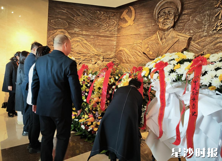 全体人员表达缅怀之情。许光达故居供图